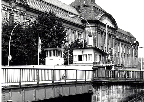 Regierungskrankenhaus der DDR, 1973. Im Vordergrund: Sperrmauer am damaligen Grenzübergang Invalidenstraße