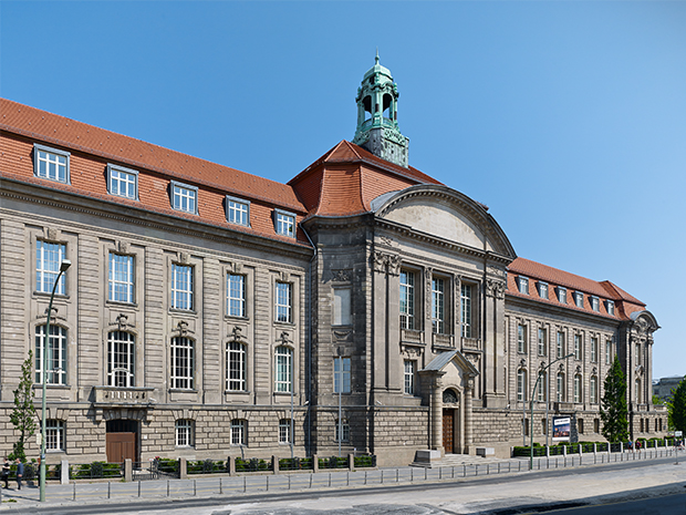Gebäude A, von der Invalidenstraße aus gesehen - das Hauptgebäude der ehemaligen Kaiser-Wilhelms-Akademie