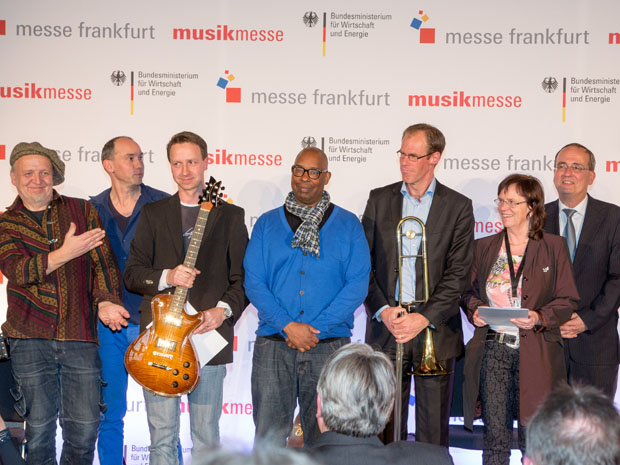 Dr. Manfred Schubert (rechts) mit den Preisträgern und Musikern des Deutschen Musikinstrumentenpreises 2014.