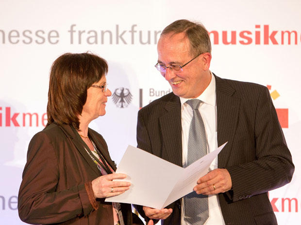 Verleihung des Deutschen Musikinstrumentenpreises durch Ministerialdirigent Dr. Manfred Schubert an die Fa. Kühnl & Hoyer während der Musikmesse am 14. März 2014.