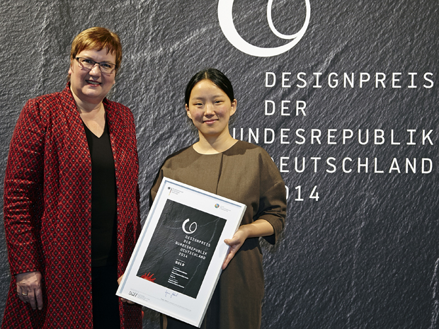 Den Preis für die höchsten Auszeichnung in Gold in der Kategorie Kommunikation Design überreichte Staatssekretärin Iris Gleicke (links) an Yang Liu (rechts). Sie entwarf das Wegeleitsystem des neuen Albertinums