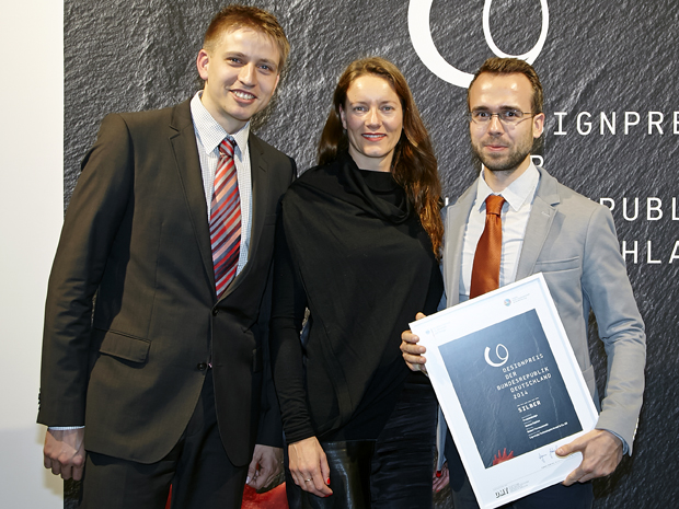 Jurorin Angelika Mueller(m.) mit den Preisträgern Curt Beck (l.) und Robert Taranczewski (r.). Sie erhielten für "nemus CAJALUN", einem Designrad aus Echtholzfurnier, den Preis in Silber in der Kategorie Produkt Design