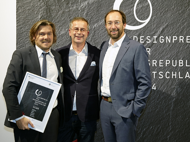 Lars Krueckeberg (l.) und Wolfram Putz (r.) mit Juror Andreas Toelke (m.) wurden für ihren "SOLARKIOSK" mit dem Designpreis in Silber in der Kategorie Produkt Design ausgezeichnet
