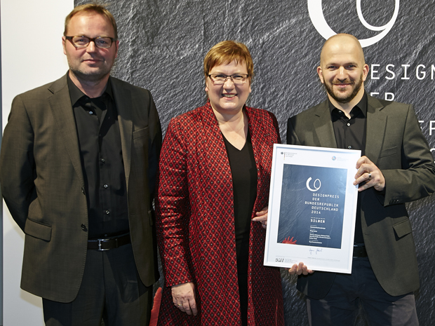 Der Preis in Silber in der Kategorie Kommunikation Design überreichte Staatssekretärin Iris Gleicke (Mitte) an Michael Poelt (links) Thomas Ottmann (rechts) und für ihre "Diagrimme"
