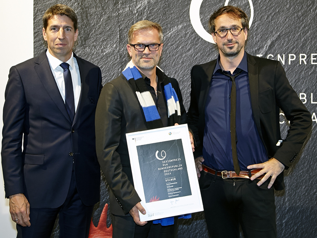 Stefan Wagner (l.) und Heinrich Paravicini (m.) von Mutabor Design gemeinsam mit Juror Fons Hickmann (r.). Sie wurden mit dem dritten Preis in Silber in der Kategorie Kommunikation Design für "125 Jahre HSV" ausgezeichnet