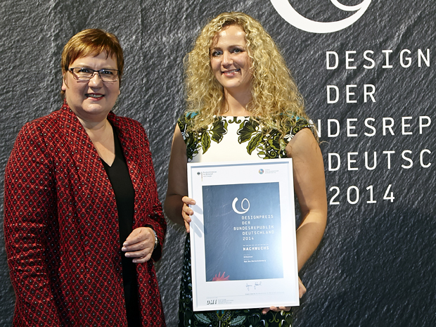 Mit dem Nachwuchspreis zeichnete Staatssekretärin Gleicke (links) Marina Scheinberg (rechts) aus. Sie erhielt den Preis für ihr Produkt "Orthostruct", eine Notfallorthese zur Stabilisierung und Immobilisierung des Handgelenks