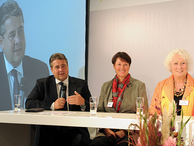 (v.l.n.r.) Bundeswirtschaftsminister Gabriel, Brigitte Seefeld (Seefeld Hörsysteme) und Christiane Rasper (Rasper & Busch Unternehmensberatung gbR)