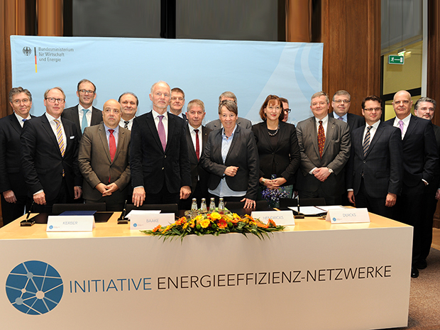 Staatssekretär Rainer Baake (6. v. l.) und Bundesumweltministerin Barbara Hendricks (9. v. l.) zusammen mit Mitgliedern der Initiative Energieeffizienz-Netzwerke