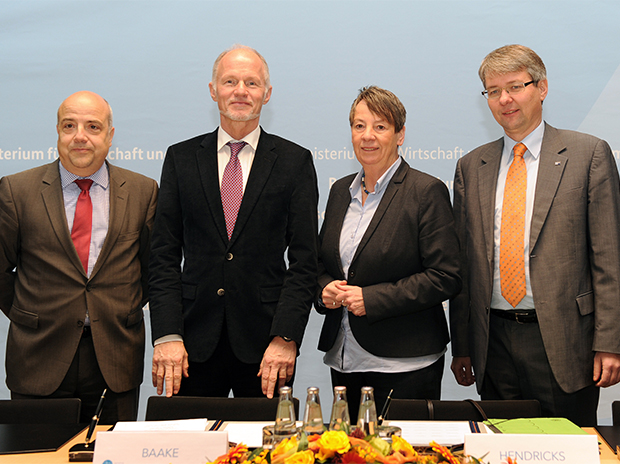Staatssekretär Baake (2. v. l.) und Bundesumweltministerin Barbara Hendricks mit dem stellvertretenden DIHK-Hauptgeschäftsführer, Dr. Achim Dercks (rechts), und dem BDI-Hauptgeschäftsführer Dr. Markus Kerber (links)