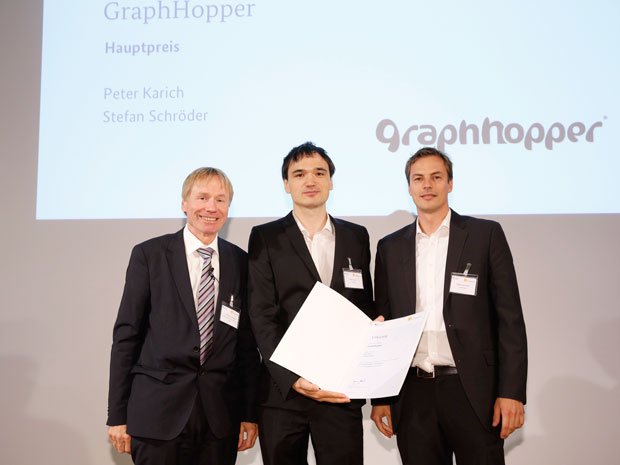 Dr. A. Goerdeler, BMWi (links) mit dem Hauptpreisträger "GraphHopper": Entwickler können Routenplanung an individuelle Kundenanforderungen anpassen und in Anwendungen aus den Bereichen Mobilität, Logistik, Freizeit integrieren