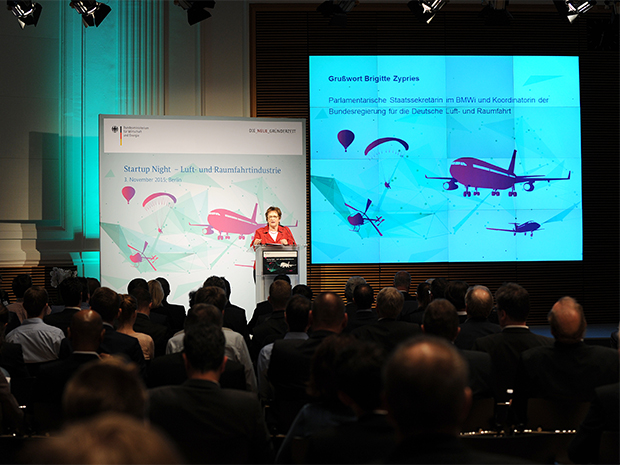 Brigitte Zypries, die Koordinatorin für die Deutsche Luft- und Raumfahrt und Parlamentarische Staatssekretärin, eröffnete die erste "Startup Night Luft- und Raumfahrt" mit einem Grußwort