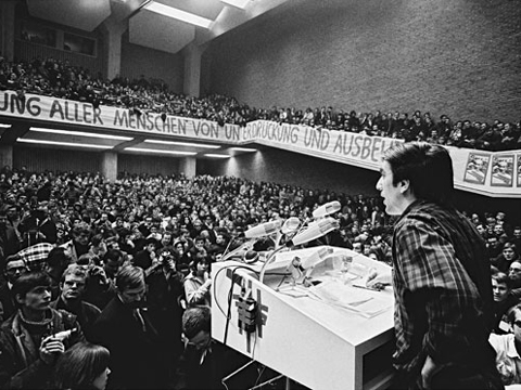 Ende der 60er Jahre ist die Zeit von Anti-Vietnamkrieg-Demonstrationen, Außerparlamentarischer Opposition (APO) und Studentenbewegung. Die APO versteht sich als außerparlamentarisches Gegengewicht zur Großen Koalition