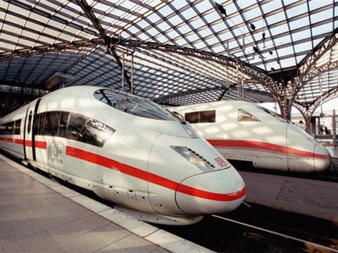 1994 werden Deutsche Bundesbahn und Deutsche Reichsbahn privatisiert und zur Deutsche Bahn AG zusammen geschlossen. ICE Züge im Kölner Hauptbahnhof