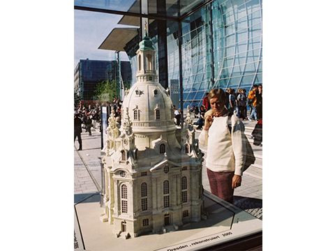 In Hannover wird im Juni 2000 die EXPO 2000 eröffnet. Die erste Weltausstellung auf deutschem Boden steht unter dem Motto "Mensch - Natur - Technik". Vor dem deutscher Pavillion auf der EXPO 2000