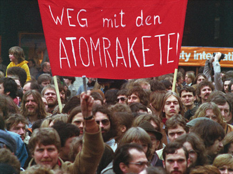 Am 22. Oktober 1983 demonstrieren Hunderttausende im Bonner Hofgarten für Frieden und Abrüstung und gegen den NATO-Doppelbeschluss