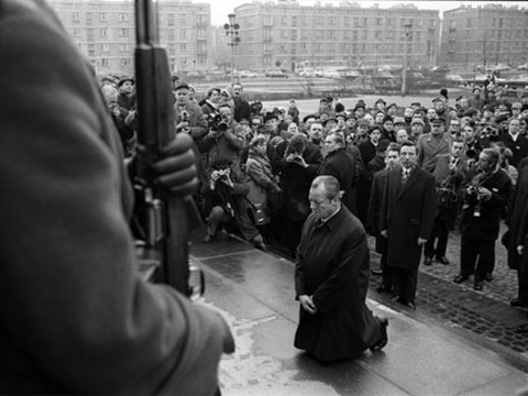 Kniefall Willy Brandts vor dem Denkmal für die Opfer des Aufstands im Warschauer Ghetto, Dezember 1970