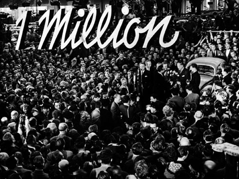 Symbol des wirtschaftlichen Aufschwungs: 1955 läuft in Wolfsburg der millionste VW Käfer vom Band - bis zur Einstellung der Produktion 1981 werden es insgesamt 21 Millionen sein