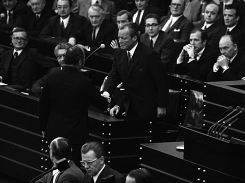 Der CDU-Fraktionsvorsitzende Rainer Barzel gratuliert Bundeskanzler Willy Brandt zum Sieg nach dem gescheiterten Konstruktiven Misstrauensvotum im Deutschen Bundestag. Bonn, 27. April 1972
