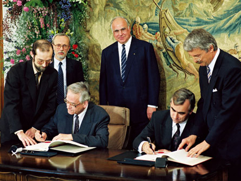 In Bonn unterzeichnen die beiden deutschen Finanzminister Theodor Waigel und Walter Romberg am 18. Mai 1990 den Vertrag über die Schaffung einer Wirtschafts-, Währungs- und Sozialunion