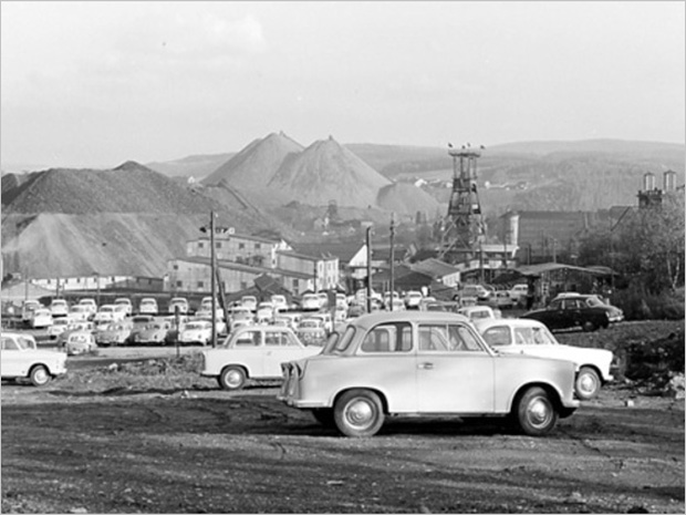 Parkplatz am Schacht 38 in Schlema, Schachtanlagen und Halde 38alt, im Hintergrund Halde 366, ca. 1965
