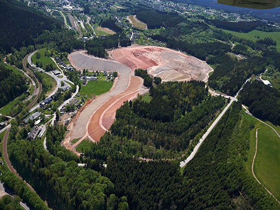 Johanngeorgenstadt, Blick über den Sanierungskomplex Dammhalde Trockenbecken, Haldenaufbereitung, Objekt 98 und Halde Schacht 54