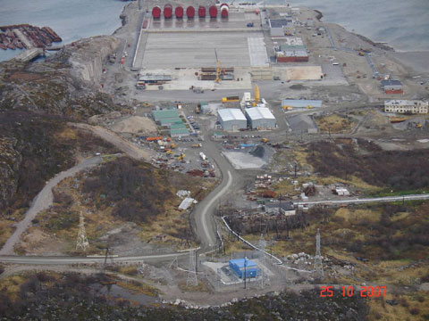 Luftbild des Zwischenlagers bei Murmansk mit einer Übersicht über die Baustelle mit erstem bis drittem Inbetriebnahmeschritt, Oktober 2007