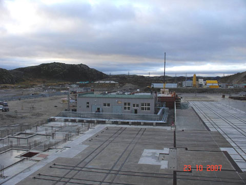 Fundament der Reparaturhalle (im Vordergrund) im Oktober 2007
