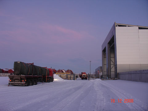 Anlieferung der Tore für die Reparaturhalle, Dezember 2008