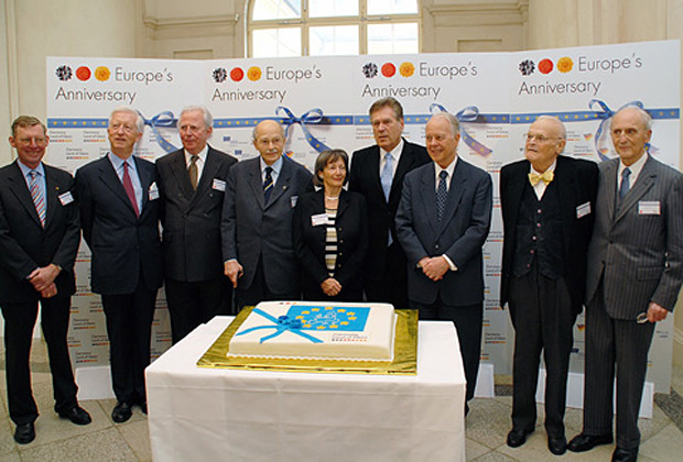 Am 1. Januar 2007 übernimmt Deutschland für ein halbes Jahr die EU-Ratspräsidentschaft. Zudem wird der 50. Jahrestag der Unterzeichnung der Römischen Verträge - des Grundsteins der Europäischen Union - mit einem internationalen Europafest unter B...