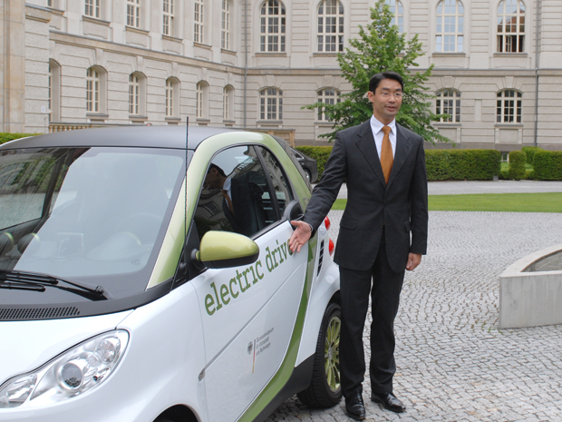Mit ihrem am 18. Mai 2011 verabschiedeten "Regierungsprogramm Elektromobilität" setzt die Bundesregierung die Rahmenbedingungen für die Entwicklung der Elektromobilität in Deutschland. Die Förderung der umweltfreundlichen und zukunftsfähigen Techn...