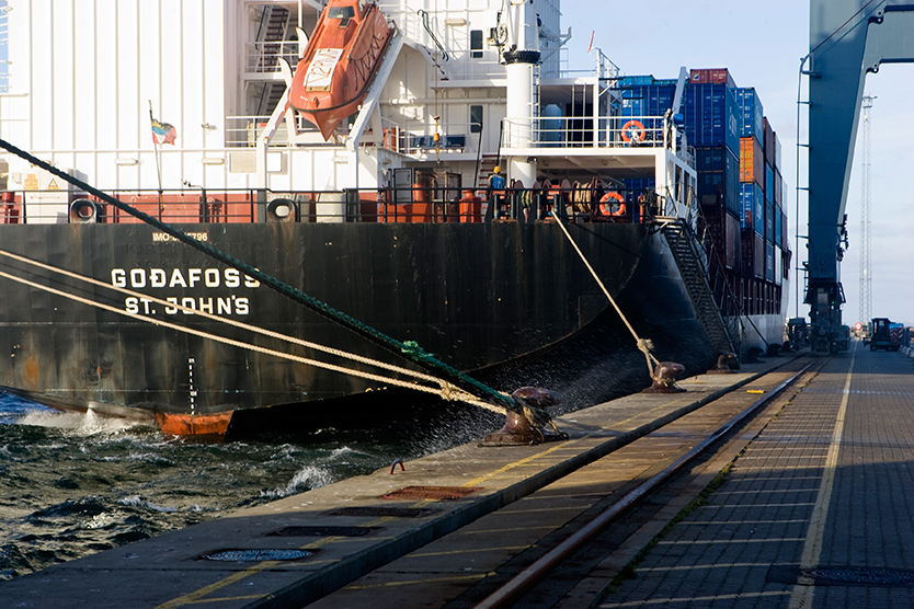 Containerschiff am Hafen zum Thema Außenwirtschaftsrecht; Quelle: Colourbox.de
