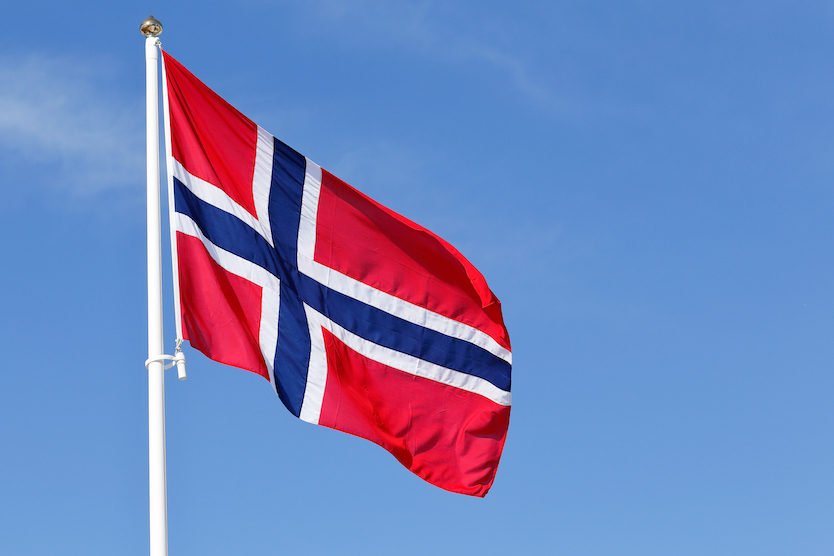 Die Flagge von Norwegen im Himmel
