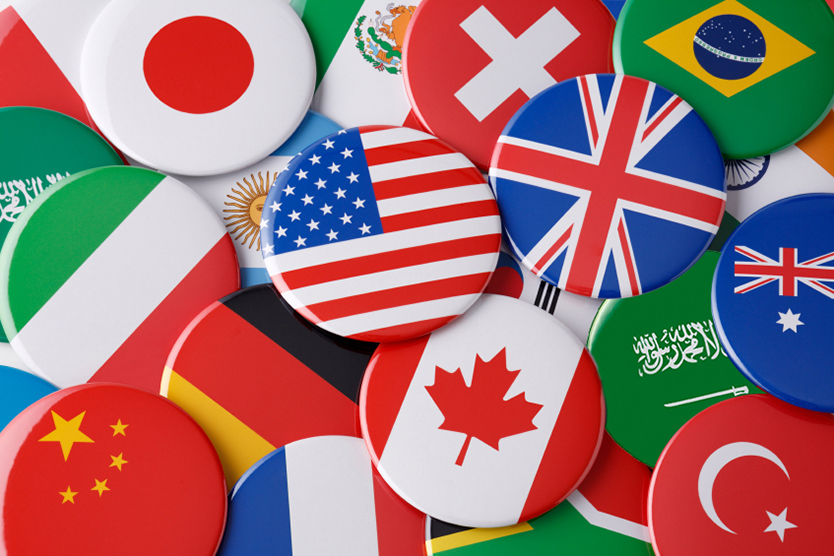 Buttons mit verschiedenen Flaggen symbolisiert Weltwirtschaftsgipfel; Quelle: istockphoto.com/studiocasper
