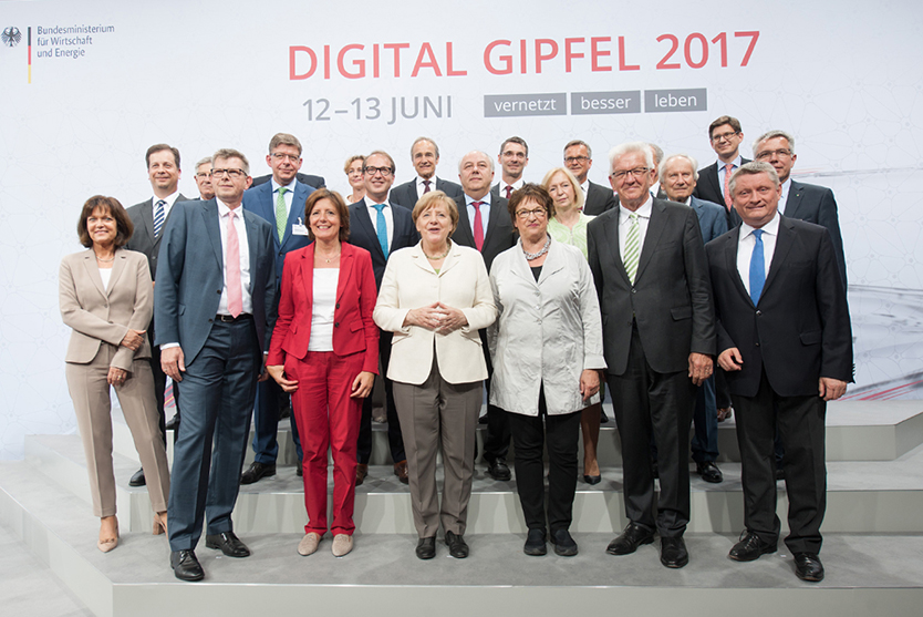 Die Teilnehmerinnen und Teilnehmer des Digital-Gipfels 2017 auf einem Bild