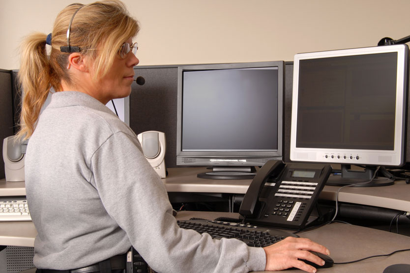 Dame sitzt mit Headphone vor einem PC zu Autmoatisierten Auskunftsverfahren