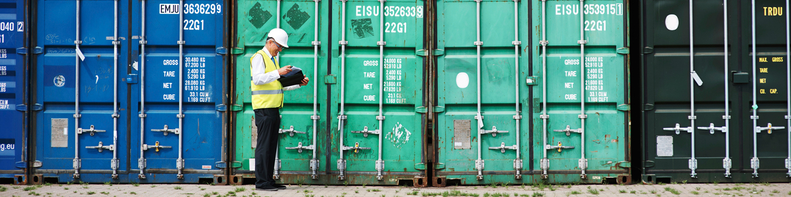 Arbeiter steht vor Container zum Thema Außenwirtschaftsförderung