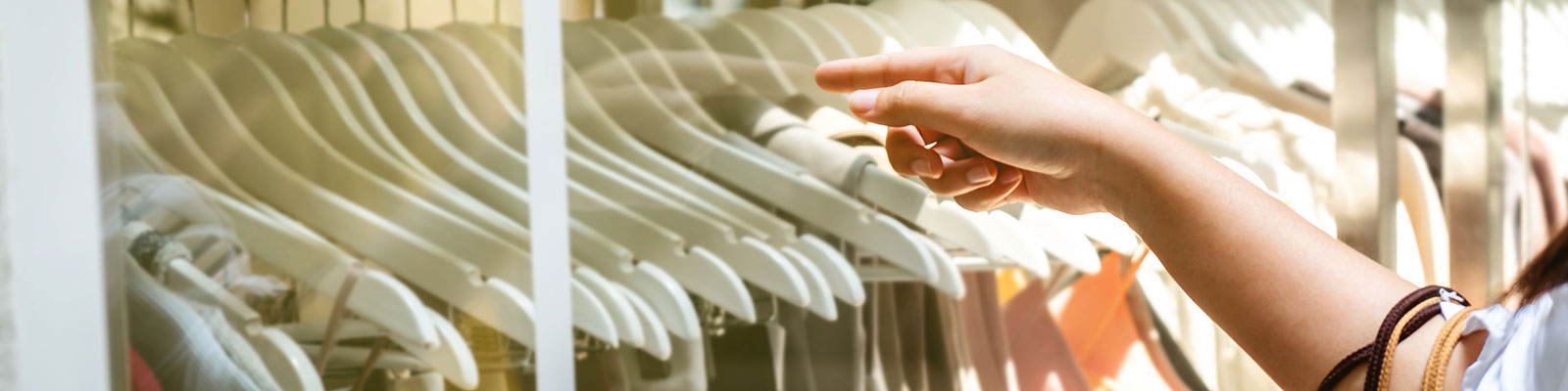 Frau dekoriert Schaufenster einer Modeboutique, symbolisiert Dialogplattform Einzelhandel; Quelle: Getty Images/Hero Images