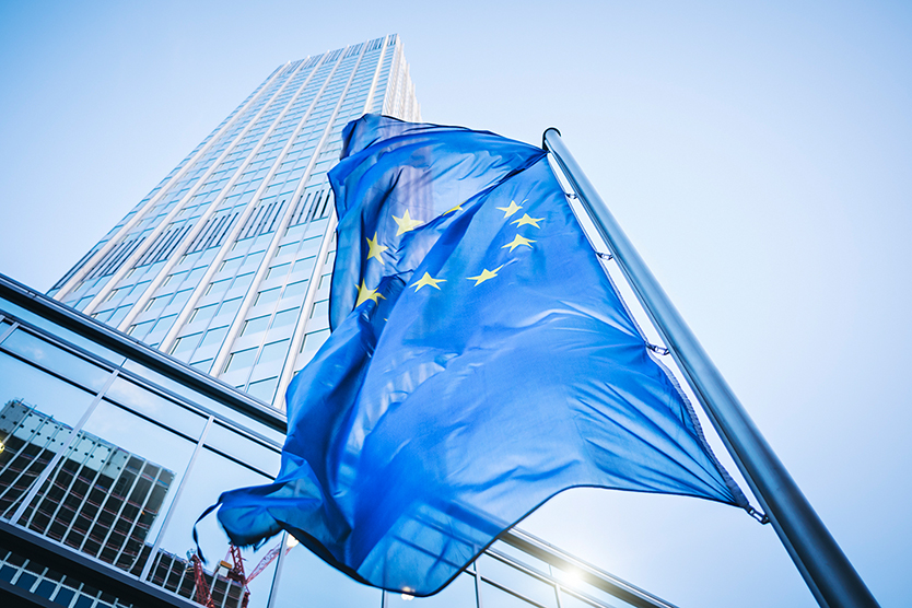 EU-Flagge vor der Europäischen Zentralbank für Europäische Wirtschaftspolitik; Quelle: iStock.com/instamatics
