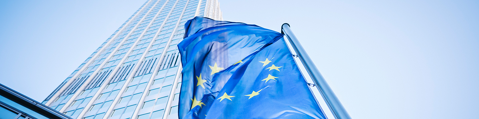 EU-Flagge vor der Europäischen Zentralbank für Europäische Wirtschaftspolitik; Quelle: iStock.com/instamatics