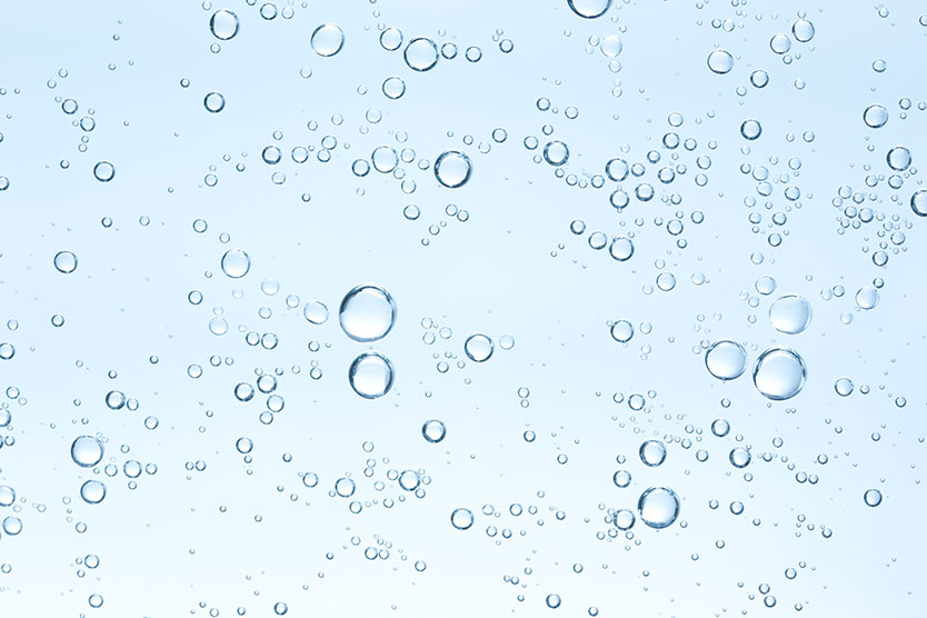 Blasen im klaren Wasser