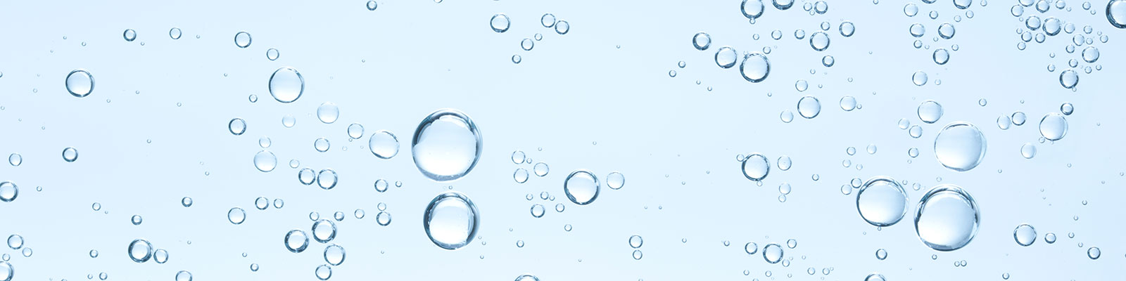 Blasen im klaren Wasser