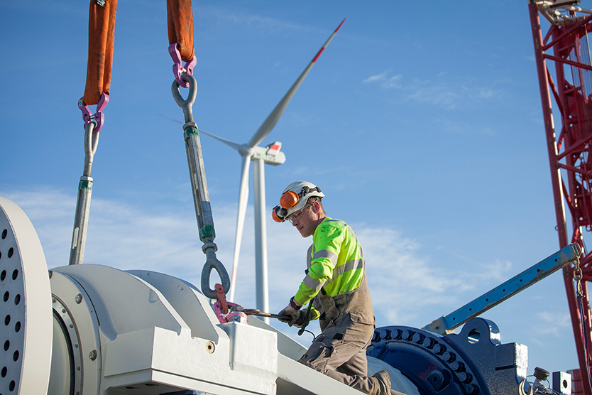 Arbeiter am Windrad - Symbolbild zum Thema Beschäftigungswirkungen im Energiesektor; Quelle: BMWi/Holger Vonderlind