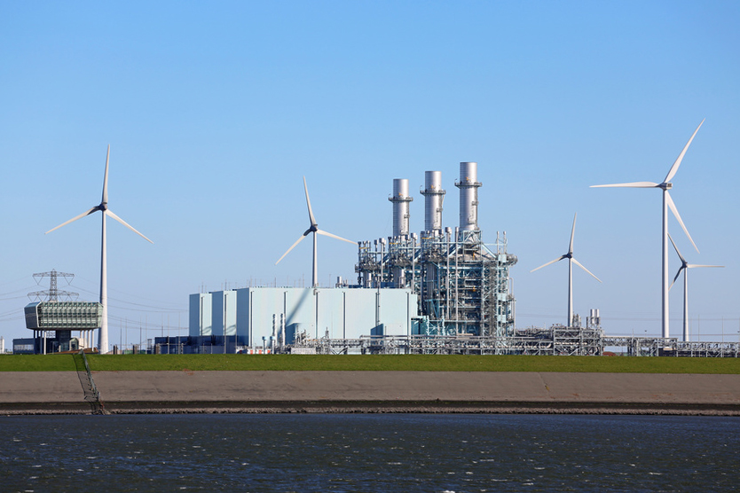 Gaskraftwerk und Windräder symbolisieren Plattform Strommarkt; Quelle: Fotolia.com/Kara
