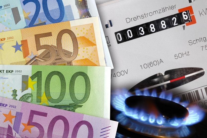 Geldscheine, Stromzähler und Gas symbolisieren die Strompreise und Gaspreise; Quelle: Fotolia.com/Kautz15