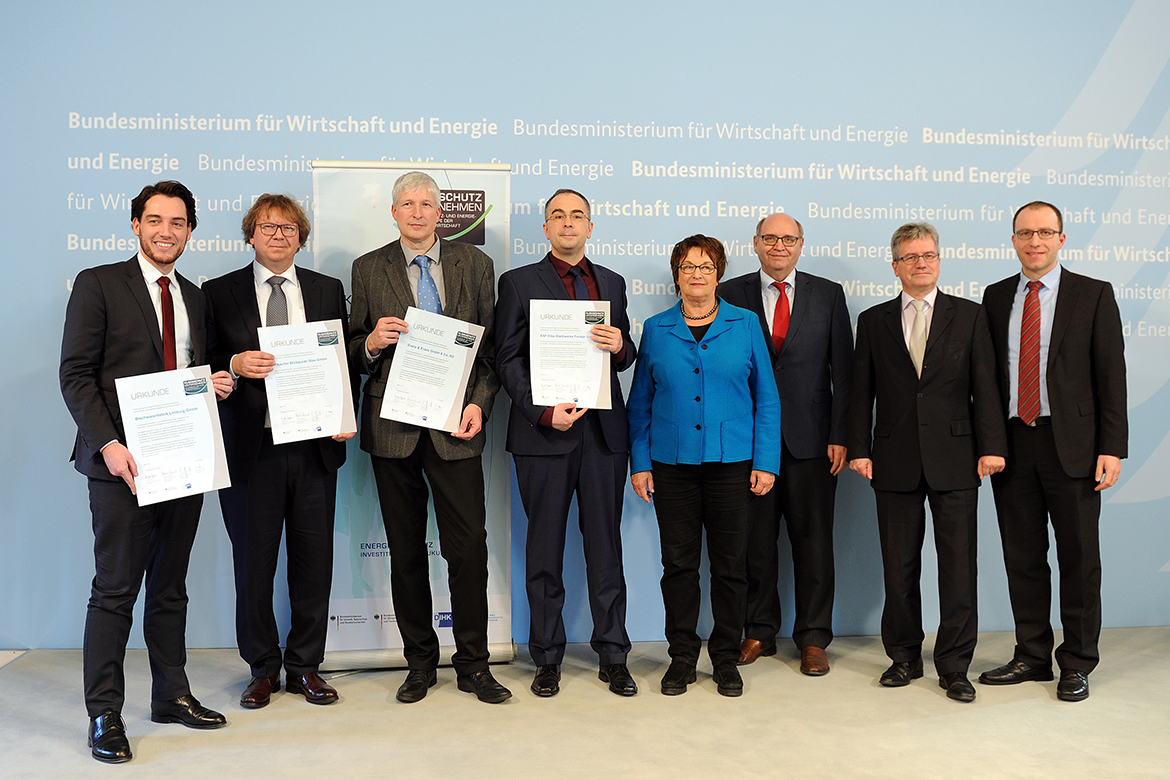 Im Anschluss erhielten die vier neuen Klimaschutz-Unternehmen Blechwarenfabrik Limburg GmbH, Irlbacher Blickpunkt Glas GmbH, Evers & Evers GmbH & Co. KG sowie ESF Elbe-Stahlwerke Feralpi GmbH (v.l.n.r.) ihre Urkunden.