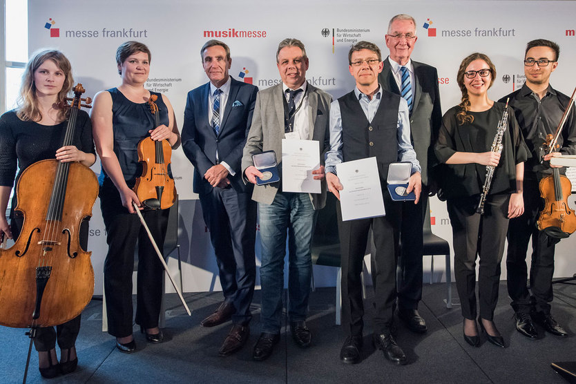 Der Parlamentarische Staatssekretär Ernst Burgbacher a.D. (3.v.r.) und Stephan Kurzawski, Mitglied der Geschäftsleitung Messe Frankfurt (3.v.l.), übergaben den Musikinstrumentenpreis 