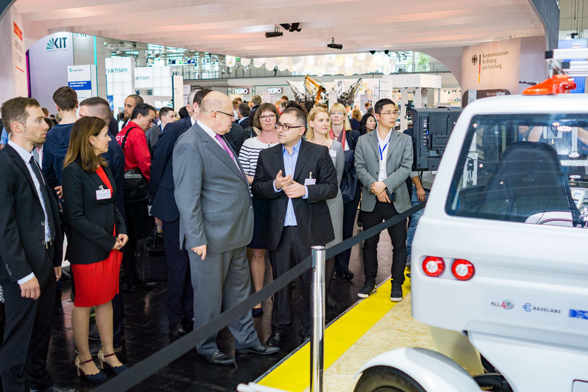 Bundeswirtschaftsminister Peter Altmaier begutachtet auf seinem Rundgang über den Messestand des BMWi das Elektrofahrzeug EO smart connecting car 2, dass vom Deutschen Forschungszentrums für Künstliche Intelligenz entwickelt wurde.