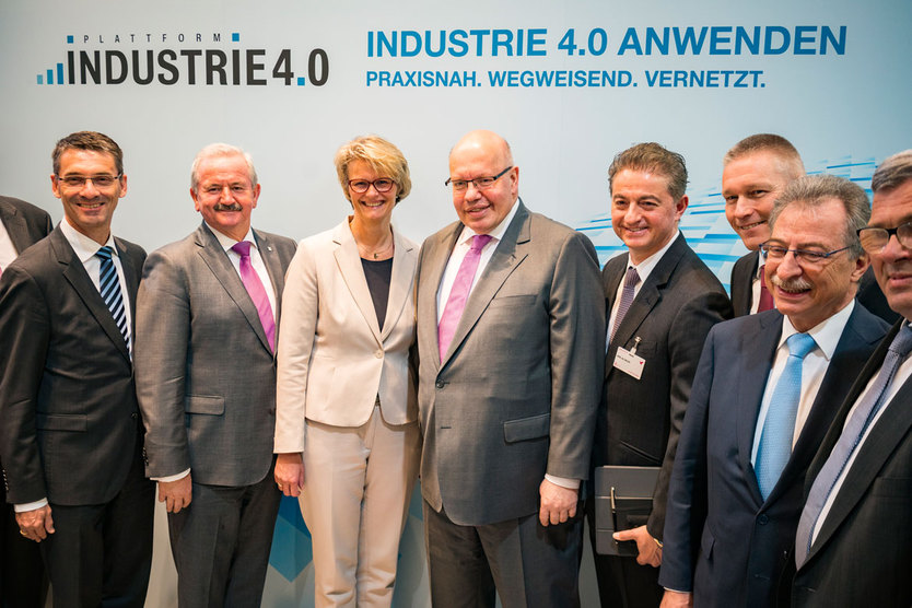 Bundeswirtschaftsminister Peter Altmaier und Bundesbildungsministerin Anja Karliczek mit weiteren Leitungsmigliedern der Plattform Industrie 4.0.