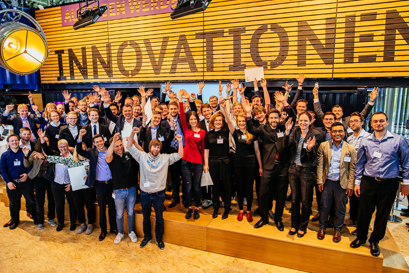 Die Siegerehrung des "Gründerwettbewerb - Digital Innovationen" 2017 fand im Rahmen der Hannover Messe 2018 statt. Der Wettbewerb richtet sich an Start-ups mit innovativen Geschäftsideen, die auf IKT-basierten Produkten und Dienstleistungen beruhen.
