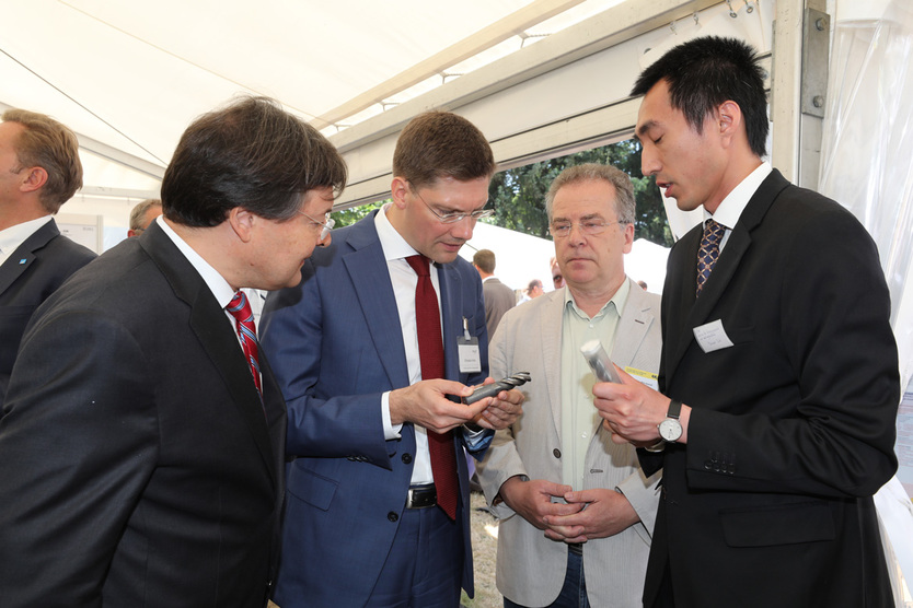 Der Parlamentarische Staatssekretär Christian Hirte besichtigte nach seiner Eröffnungsrede mehrere Aussteller des Innovationstages. 